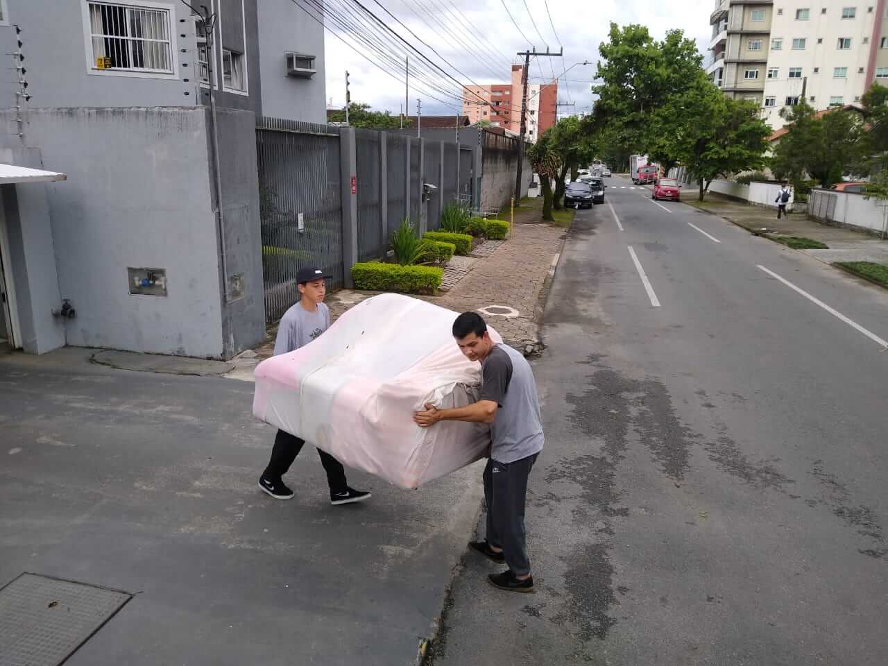 Equipe da empresa Mudanças Adriano em Canoinhas SC realizando mudança