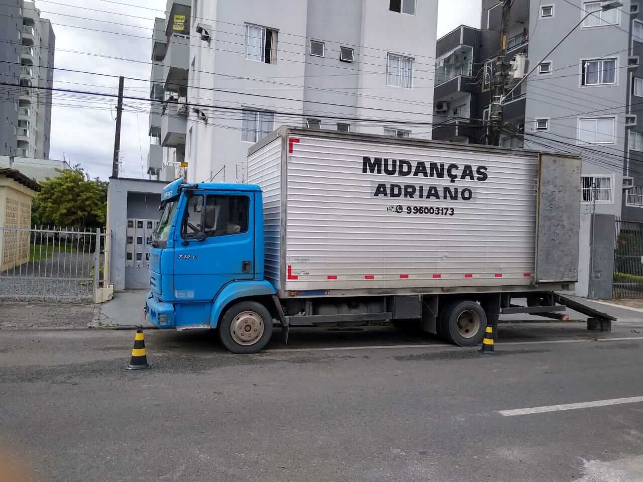 Caminhão da Mudanças Adriano durante serviço de mudança em Canoinhas SC