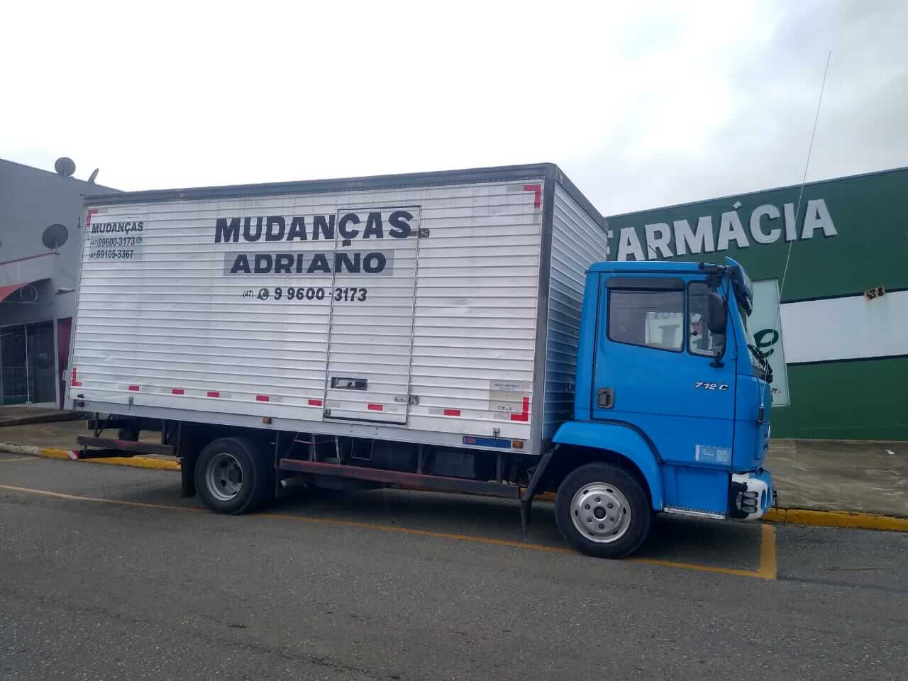 Caminhão da empresa de mudanças Mudanças Adriano em Canoinhas SC